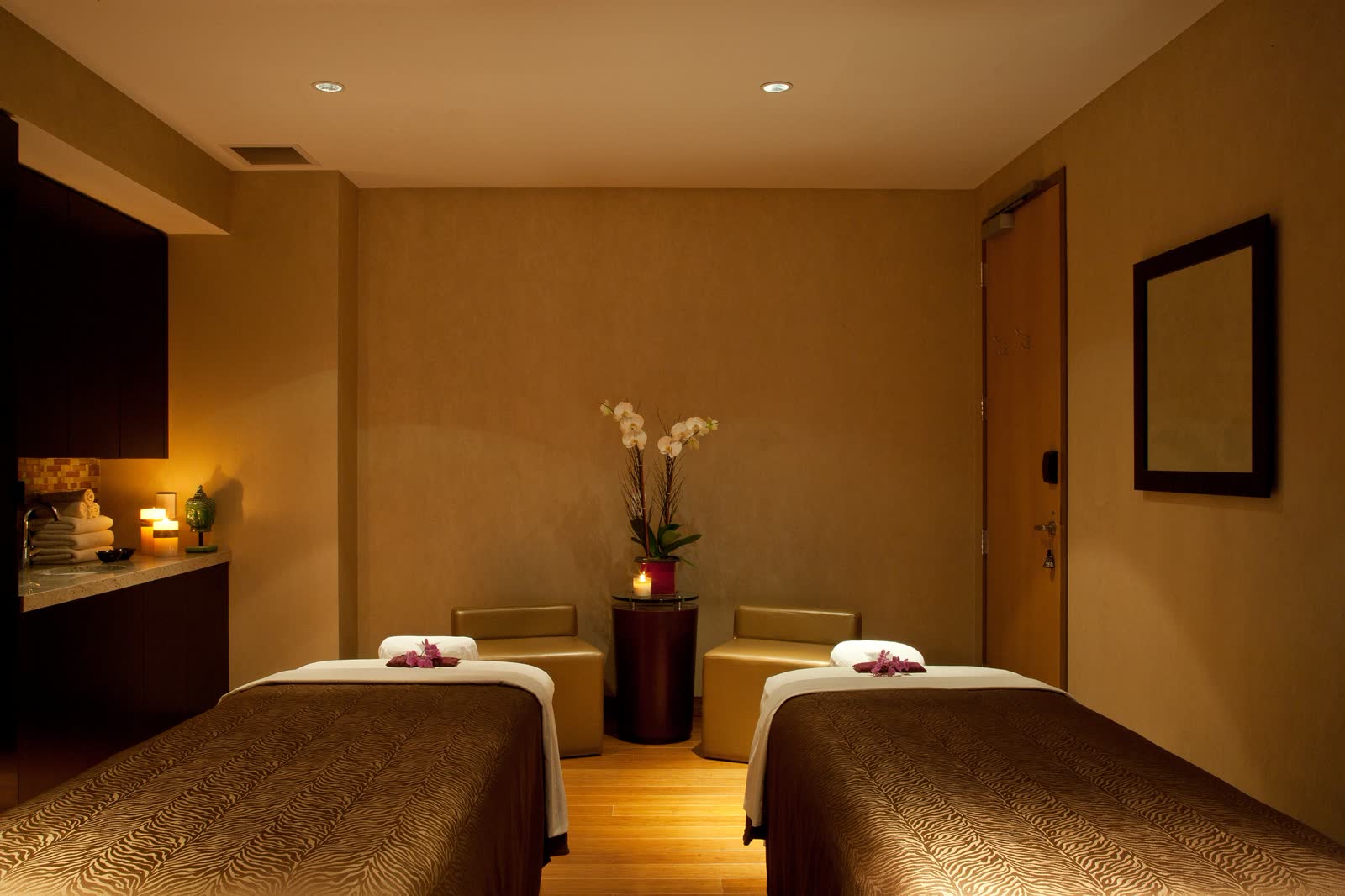 Ambiente de massagem com velas e orquídeas